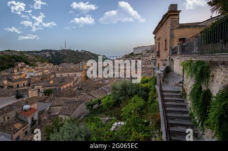 Panoramablick auf den Barock von Modica, die Stadt der Schokolade, die in Val di Noto, Sizilien, Barock steigt Stockfoto