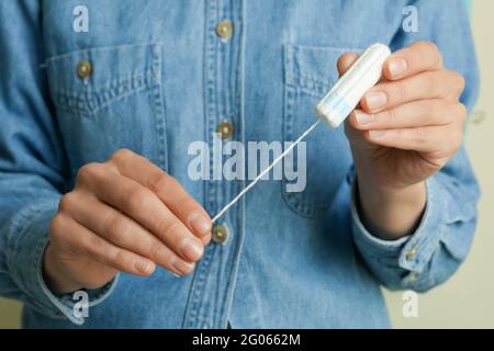 Frau im Jeanshemd mit Tampon, Nahaufnahme Stockfoto