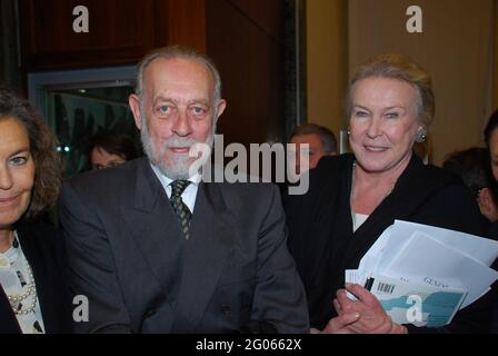 Die italienische monarchische Vereinigung gedenkt des 150. Jahrestages der Vereinigung Italiens in der Ratskammer der Provinz Rom, auf dem Foto Amedeo di Savoia Aosta mit Prinzessin Maria Gabriella von Savoyen (Rom - 2011-03-20, Marcellino Radogna/Fotograf/giacominofoto) ps das Foto kann in Übereinstimmung mit dem Kontext verwendet werden, in dem es aufgenommen wurde, Und ohne die diffamierende Absicht der Anstand der Menschen vertreten (Foto-Repertoire - 2021-06-01, Marcellino Radogna/Fotograf/) p.s. la foto e' utilizzabile nel rispetto del contesto in cui e' stata scattata, e senza intent Stockfoto