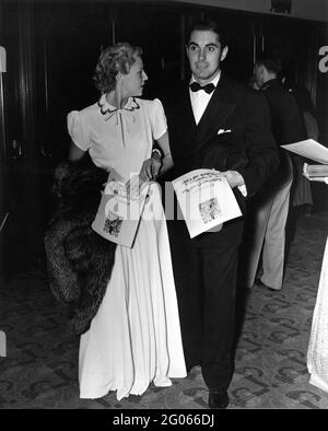 TYRONE POWER und seine erste Frau die französische Schauspielerin ANNABELLA nahmen an der Weltpremiere DES PRIVATLEBENS VON ELIZABETH und ESSEX mit Bette Davis und Errol Flynn am 27. September 1939 im Warner Bros. Theatre in Los Angeles, Kalifornien, Teil Stockfoto