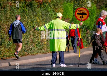 Lollipop-Mann am Fußgängerüberweg, Sandhurst, Kent, Großbritannien Stockfoto