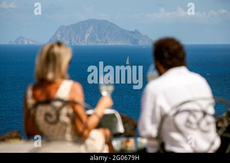 Hotel Signum, Terrasse, Blick auf Panarea Insel, Malfa, Salina Insel, Äolischen Inseln, Sizilien, Italien, Europa Stockfoto