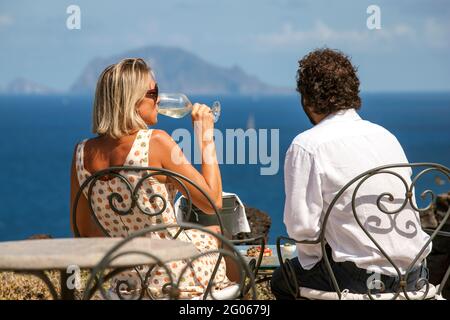 Hotel Signum, Terrasse, Blick auf Panarea Insel, Malfa, Salina Insel, Äolischen Inseln, Sizilien, Italien, Europa Stockfoto