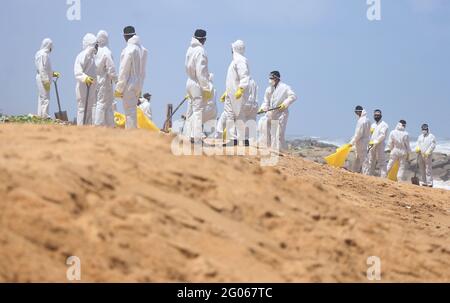 Colombo, Sri Lanka. Juni 2021. Mitarbeiter der Sri Lanka Armee entfernen Trümmer am Strand von Moratuwa in der Nähe von Colombo. Trümmer wurden in der vergangenen Woche von einem singapurischen Containerschiff, MV X-Press Pearl, an Land gespült, das etwa zehn Seemeilen vom Hafen von Colombo entfernt Feuer gefangen hatte. (Foto: Saman Abesiriwardana/Pacific Press) Quelle: Pacific Press Media Production Corp./Alamy Live News Stockfoto