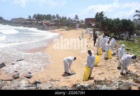 Colombo, Sri Lanka. Juni 2021. Mitarbeiter der Sri Lanka Armee entfernen Trümmer am Strand von Moratuwa in der Nähe von Colombo. Trümmer wurden in der vergangenen Woche von einem singapurischen Containerschiff, MV X-Press Pearl, an Land gespült, das etwa zehn Seemeilen vom Hafen von Colombo entfernt Feuer gefangen hatte. (Foto: Saman Abesiriwardana/Pacific Press) Quelle: Pacific Press Media Production Corp./Alamy Live News Stockfoto