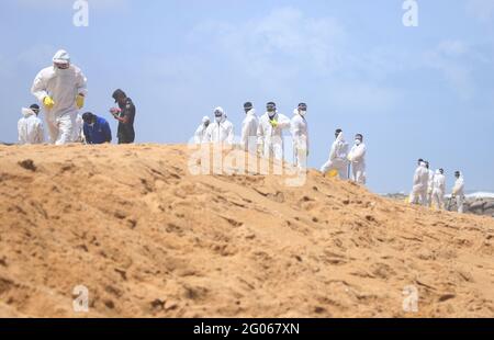 Colombo, Sri Lanka. Juni 2021. Mitarbeiter der Sri Lanka Armee entfernen Trümmer am Strand von Moratuwa in der Nähe von Colombo. Trümmer wurden in der vergangenen Woche von einem singapurischen Containerschiff, MV X-Press Pearl, an Land gespült, das etwa zehn Seemeilen vom Hafen von Colombo entfernt Feuer gefangen hatte. (Foto: Saman Abesiriwardana/Pacific Press) Quelle: Pacific Press Media Production Corp./Alamy Live News Stockfoto