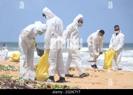 Colombo, Sri Lanka. Juni 2021. Mitarbeiter der Sri Lanka Armee entfernen Trümmer am Strand von Moratuwa in der Nähe von Colombo. Trümmer wurden in der vergangenen Woche von einem singapurischen Containerschiff, MV X-Press Pearl, an Land gespült, das etwa zehn Seemeilen vom Hafen von Colombo entfernt Feuer gefangen hatte. (Foto: Saman Abesiriwardana/Pacific Press) Quelle: Pacific Press Media Production Corp./Alamy Live News Stockfoto