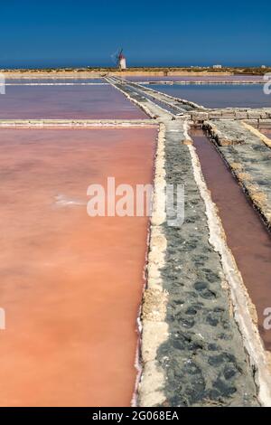 Saline, Isola Grande Island, Windmühle, Salinen von Trapani Salz, Naturschutzgebiet, Stagnone Marsala, Sizilien, Italien, Europa Stockfoto