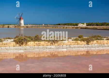 Saline, Isola Grande Island, Windmühle, Salinen von Trapani Salz, Naturschutzgebiet, Stagnone Marsala, Sizilien, Italien, Europa Stockfoto