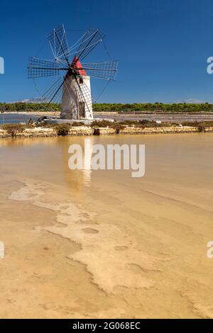 Salzwerke, insel isola Grande, Windmühle, Saline von Trapani, Salz, Naturschutzgebiet, Stagnone von Marsala, Sizilien, Italien, Europa Stockfoto