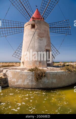 Salzwerke, insel isola Grande, Windmühle, Saline von Trapani, Salz, Naturschutzgebiet, Stagnone von Marsala, Sizilien, Italien, Europa Stockfoto