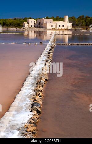 Salinen, insel isola Grande, Salinen von Trapani, Salz, Naturschutzgebiet, Stagnone von Marsala, Sizilien, Italien, Europa Stockfoto