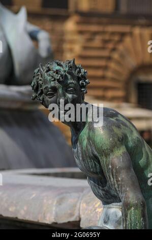 Details aus nächster Nähe: Bronzefaun mit Hörnenkopf von 1500s flämischen Bildhauern, bekannt als Giambologna auf der Fontana del Nettuno oder Neptun-Brunnen auf der Piazza della Signoria, Florenz, Toskana, Italien. Der Faun befindet sich am Rand des Beckens und umgibt eine kolossale Marmorstatue des römischen seegottes, zusammen mit Tritonen, Satyrern, Seegymphen und Meeresgöttern. Der Manneristische Brunnen wurde 1559 von Cosimo i de’ Medici, Großherzog der Toskana, in Auftrag gegeben. Giambologna, auch bekannt als Giovanni da Bologna, hat seinen Sitz in Italien und wurde dort für seine Statue in Marmor und Bronze gefeiert. Stockfoto