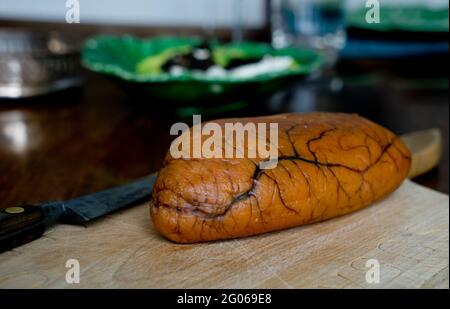 Ein ganzer geräucherter Kabeljaurogen, bereit zum Essen Stockfoto