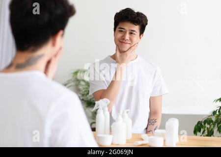 Kosmetik für Männer, Hautpflege zu Hause und sauberes Gesicht nach der Rasur am Morgen Stockfoto
