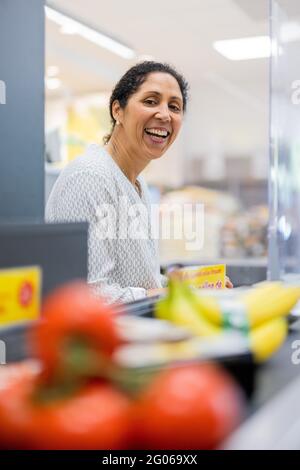 Düsseldorf, Deutschland. Juni 2021. Steffi Jones, ehemalige Fußballspielerin und Trainerin, sitzt am 1. Juni an der Kasse in einem Netto-Store zum Kindertag. Im Rahmen einer bundesweiten Fundraising-Kampagne ermöglicht Netto seinen Kunden, wechselnde Nachhaltigkeitspartner und soziale Projekte für benachteiligte Kinder mit ihren Kassenspenden und Spendeneinzahlungen zu unterstützen. Quelle: Rolf Vennenbernd/dpa/Alamy Live News Stockfoto