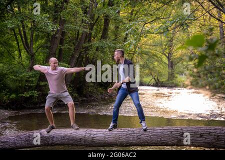 Zwei Jungen üben auf einer Holzbrücke die Kampfkunst Stockfoto