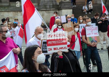 Demonstrantin forders a ' Stopp der politischen Repressalien in Belarus '. Am 29. Mai 2021 versammeln sich in München zahlreiche Mitglieder der belarussischen Gemeinschaft, um gegen den belarussischen Präsidenten Alexander Lukaschenko und für die Freifassung von Roman Pratassewitsch zu demontieren. * Schild mit der Aufschrift: „ Stoppt die politischen Repressionen in Belarus“. Am 29. Mai demonstrierten 2021 Mitglieder der belarussischen Gemeinschaft gegen den weißrussischen Präsidenten Alexander Grigorjewitsch Lukaschenko und für die Befreiung des Bloggers und Aktivisten Roman Protasewitsch in München. (Foto von Stockfoto