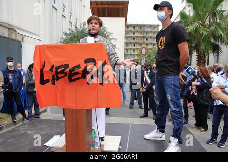 Pagani, Salerno, Italien - 30. Mai 2021 : Es wurde in Anwesenheit der politischen und zivilen Autoritäten der Stadt Pagani, der Tochter Annamaria Torre, der Mitglieder des Vereins Marcello Torre und des Presidio di Pagani des Freien Vereins eingeweiht (Verbände, Namen und Zahlen gegen die Mafia), ein Wandgemälde, das dem Andenken des Anwalts Marcello Torre gewidmet ist, der ehemalige Bürgermeister von Pagani, starb am 11. Dezember 1980 durch die Camorra. Das Kunstwerk, das das Gesicht des heidnischen Politikers und Anwalts darstellt, der von allen geliebt wird, Wurde der Fähigkeit und den Händen von anvertraut Stockfoto