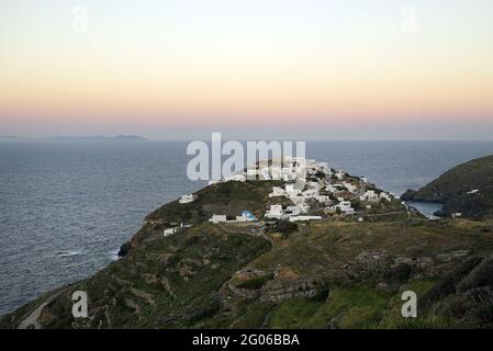 Ein Blick auf Kastro, EIN Dorf auf Sifnos in den Kykladen bei Dämmerung Stockfoto