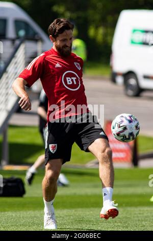 Hensol, Großbritannien. Juni 2021. Joe Allen aus Wales während des Trainings im Resort von Wale vor ihrem internationalen Freundschaftstraining gegen Frankreich morgen. Quelle: Lewis Mitchell/Alamy Live News Stockfoto