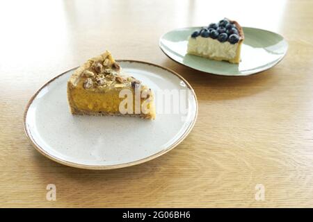 Zwei Stücke Desserts auf braunem Tisch. Vorderansicht. Stockfoto