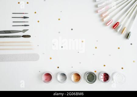 Werkzeuge von Maniküre-Set und bunten Pallete auf weißem Hintergrund. Konfetti-Sterne als Dekoration. Speicherplatz kopieren. Stockfoto