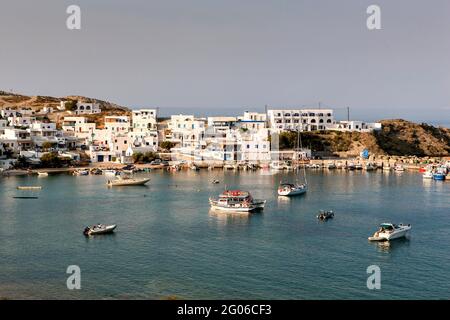 Karavostasis Dorf und Haupthafen, Folegandros, Kykladen, Ägäis, Griechenland, Europa Stockfoto