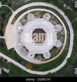 Luftaufnahme von Castel del Monte, einem apulischen Schloss, das auf der ganzen Welt für seine einzigartige achteckige Form berühmt ist. Stockfoto