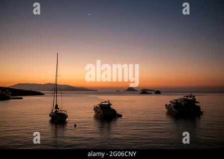 Karavostasi Bucht, Sonnenaufgang, Segelboote, Folegandros Insel, Kykladen, Ägäis, Griechenland, Europa Stockfoto