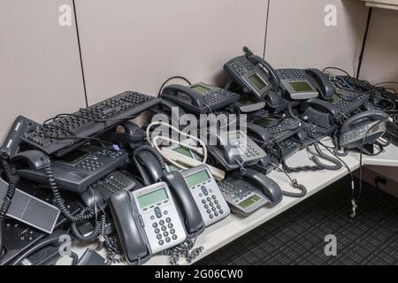 Haufen veralteter Bürotelefone Stockfoto