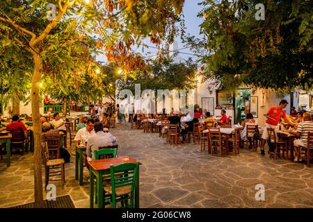 Taverne im Zentrum von Chora, Folegandros, Insel, Kykladen, Ägäis, Griechenland, Europa Stockfoto