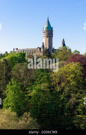 Europa, Luxemburg, Luxemburg-Stadt, Musée de la Banque (Bankmuseum) über den Parcs de la Pétrusse Stockfoto