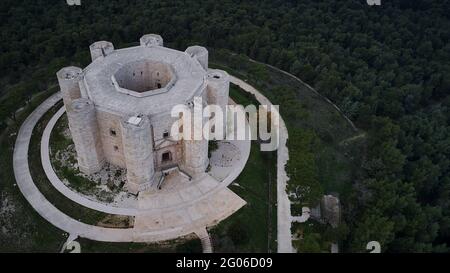 Luftaufnahme von Castel del Monte, einem apulischen Schloss, das auf der ganzen Welt für seine einzigartige achteckige Form berühmt ist. Stockfoto