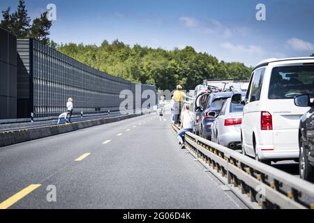 AUTOBAHN A7, DEUTSCHLAND - 30. Mai 2021: Autobahn vollständig geschlossen Autobahn A7 mit Menschen, die auf der engen Spur warten. Stockfoto