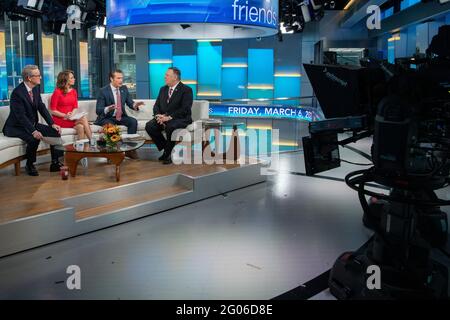 Außenminister Michael R. Pompeo nimmt am 6. März 2020 an einem Interview mit Fox and Friends in New York, New York, Teil. Stockfoto