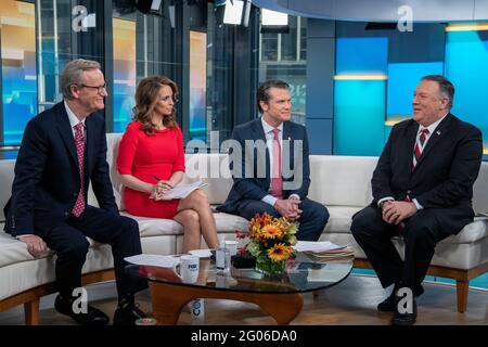 Außenminister Michael R. Pompeo nimmt am 6. März 2020 an einem Interview mit Fox and Friends in New York, New York, Teil. Stockfoto