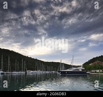 SKRADIN, KROATIEN - 29. Mai 2021: Marina in der Stadt Skradin in Kroatien bei Sonnenuntergang Stockfoto