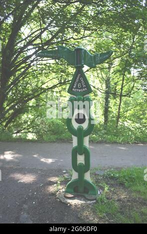 Kunstvolle Wegweiser für das National Cycle Network. Stockfoto