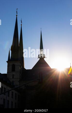 Europa, Luxemburg, Luxemburg-Stadt, Notre-Dame-Kathedrale mit den berühmten drei Turmspitzen bei Sonnenaufgang Stockfoto