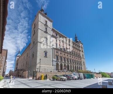 Toledo / Spanien - 05 12 2021: Majestätischer Blick auf das Militärgebäude an der Hauptfassade des Alcázar von Toledo Stockfoto