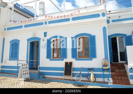 CACELA VELHA, PORTUGAL - 19. Nov 2018: Restaurant Bar Casa Azul, Cacela Velha, Ost-Algarve, Portugal. Vordertür. Stockfoto