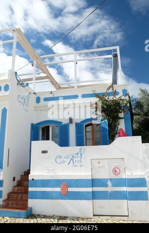 CACELA VELHA, PORTUGAL - 19. Nov 2018: Restaurant Bar Casa Azul, Cacela Velha, Ost-Algarve, Portugal an einem stürmischen und windigen Wintertag. Stockfoto