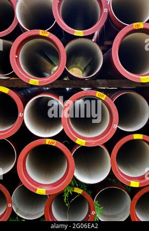 Stapel von Kunststoffrohren, Tiradentes, Minas Gerais, Brasilien Stockfoto