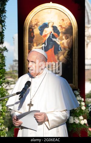 Rom, Italien. Mai 2021. 31. Mai 2021 : Papst Franziskus leitet das Gebet zum Ende des Monats der weltweiten Gebete, um die Pandemie in den Vatikanischen Gärten zu stoppen Quelle: Independent Photo Agency/Alamy Live News Stockfoto