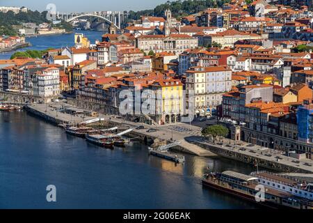 Douro Promenade Cais de Ribeira und die Altstadt von Porto von oben gesehen, Portugal, Europa Stockfoto