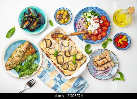 Verschiedene traditionelle griechische Gerichte von oben Stockfoto