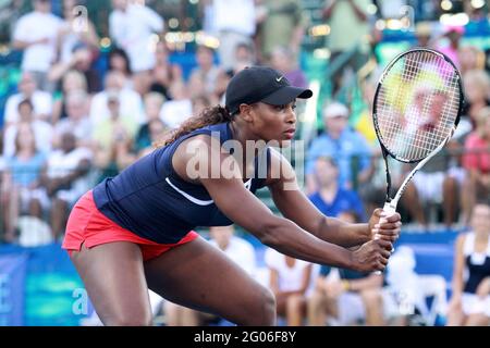 SACRAMENTO, USA - 09. Jul 2011: Serena Williams zeigte ihren Meisterschaftsstil vor einem ausverkauften World Team Tennis Publikum in der 2500-sitzigen Sackgasse Stockfoto