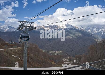 Rosa Khutor Sotschi Russland 29.04.2021 Tourist Place, Seilbahn Kabine, zum Heben von Athleten und Touristen auf die Spitze der Berge. Stockfoto