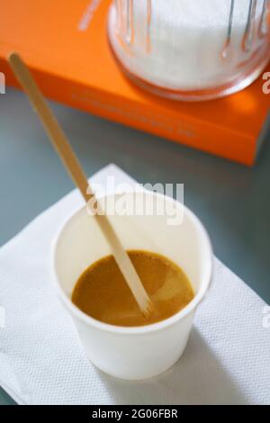 Italienischer Espresso in einem recycelbaren Cellulosebecher und recycelbarem Holzlöffel, Italien, Europa Stockfoto
